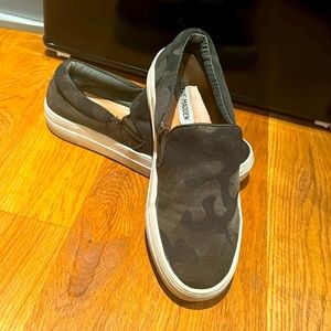 Steve Madden gills camo slip ons